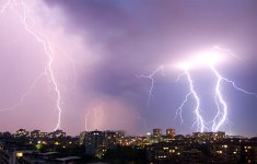 640px-Boby_Dimitrov_-_Summer_lightning_storm_over_Sofia_2_by-sa.jpg