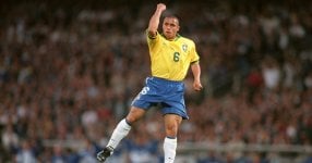Roberto-Carlos-Brazil-celebrates.jpg