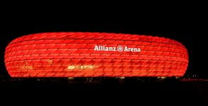 640px-Illuminated_Allianz_Arena4.jpeg